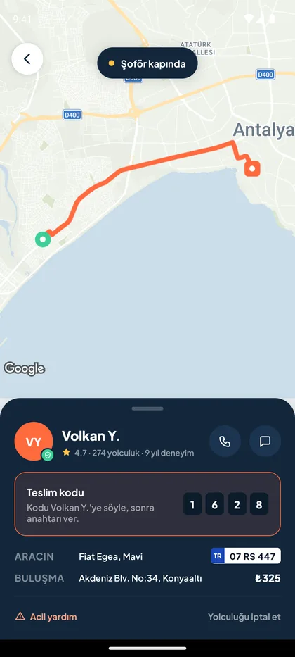 Şoför kapıda ekranı: şoförün adı, puanı, dört haneli teslim kodu ve aracın bilgileri